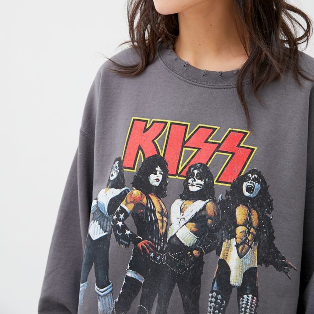 ⭐️HOST PICK⭐️ UO Kiss Distressed Sweatshirt - Picture 3 of 4